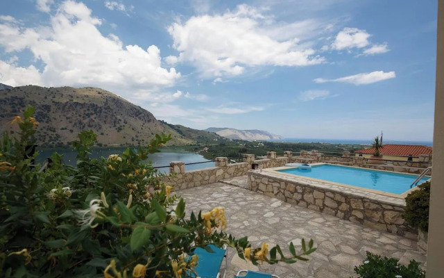 Linda's Villa In Unrivalled Position in Kournas - Amazing View!