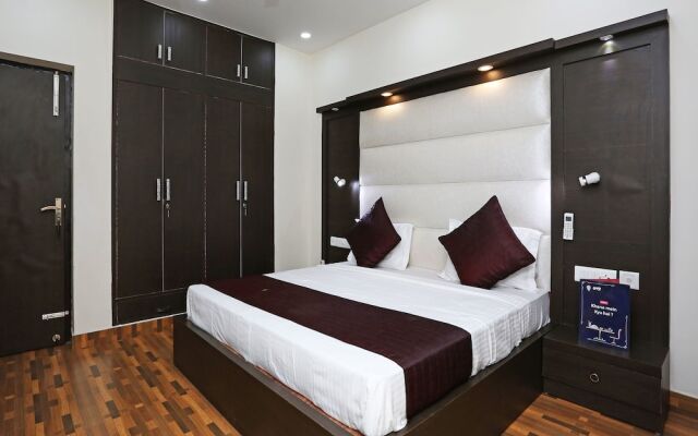 OYO 14389 Diplomat Suites