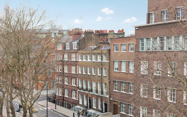 Central London Apartment With a Balcony