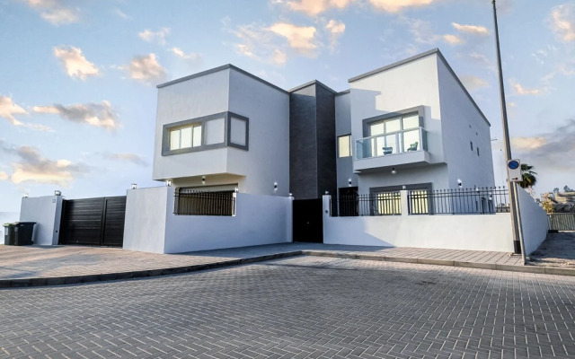 LUX White Modern Villa