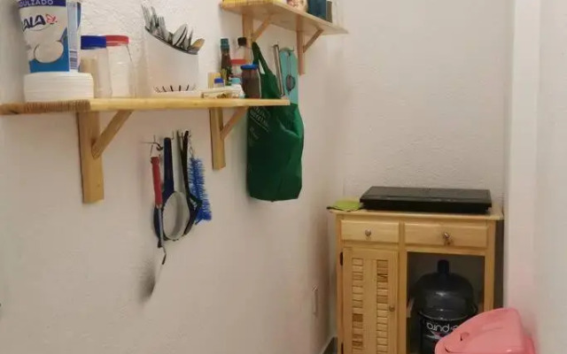 Lovely studio apartment with balcony AC & wi-fi, minutes from downtown!