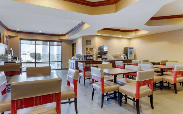 Comfort Suites South Haven near I-96