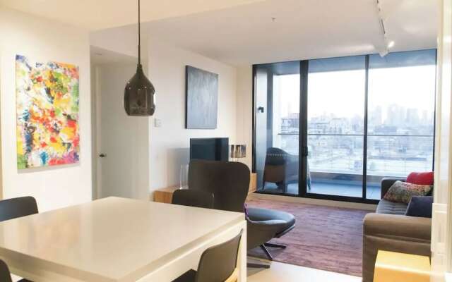 Modern + Spacious 2bd/2bath - Stunning City Views!