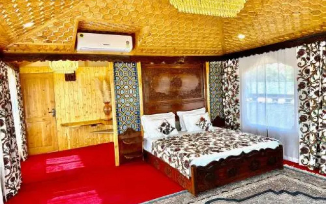 New Zenith Group of Houseboats
