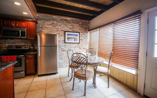 Hosteeva Iberville Street Suites