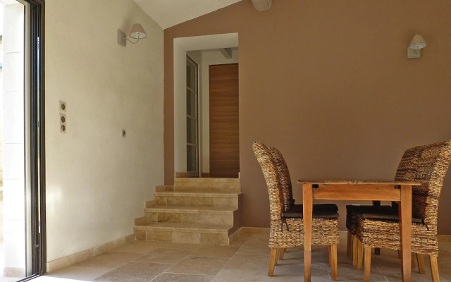 Charming holiday flat with communal pool, Malaucène