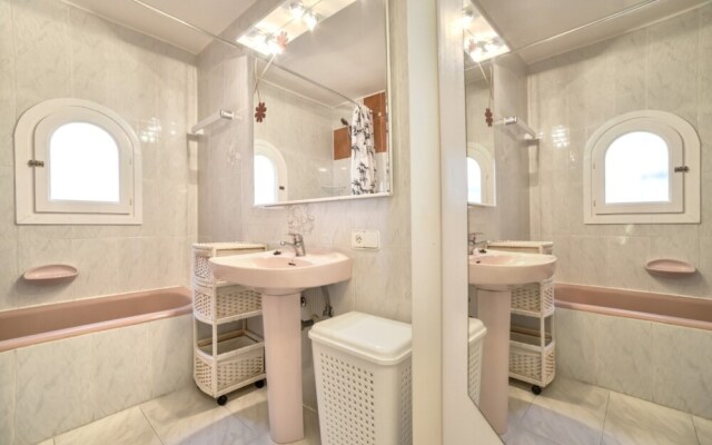 Villa - 4 Bedrooms with Sea views - 104991