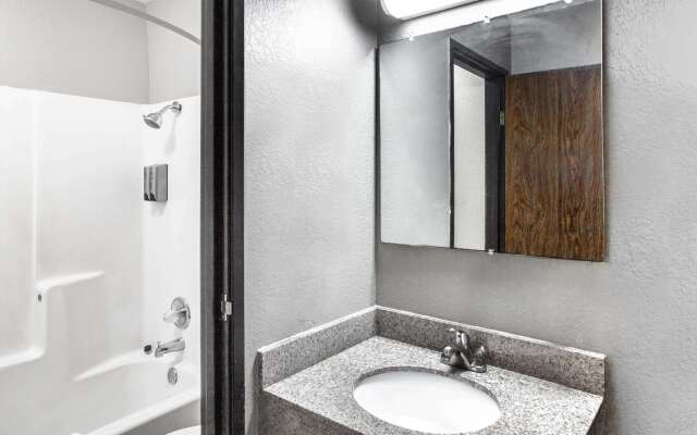Super 8 by Wyndham Sherman