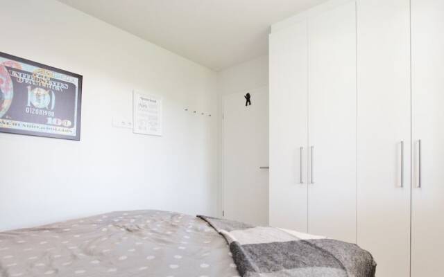 New Downtown Apartment With Free Parking