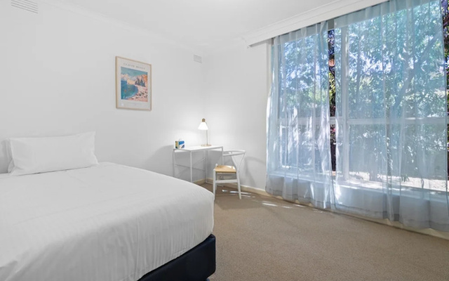 Charming Inner-city Stay- Space, Style & Location – Guest Rooms – Melbourne