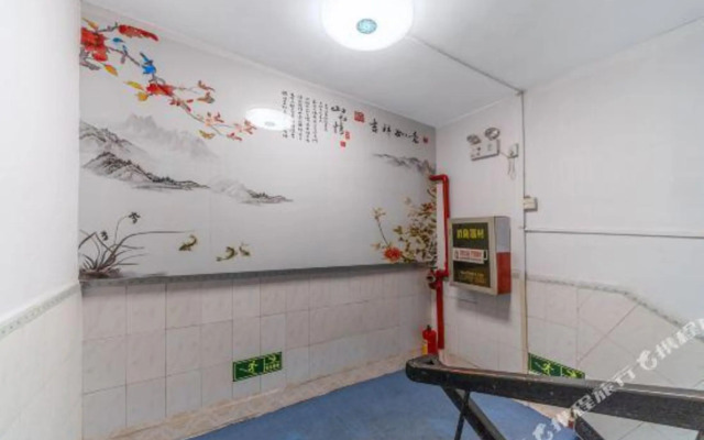 Xinweicheng Hotel (Guangzhou Shixi Subway Station)
