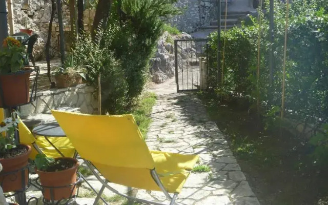 Casa in Borgo Medievale con Giardino ed Escursioni
