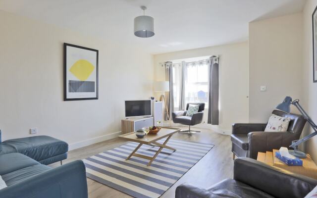 Modernly Furnished Holiday Home With Balcony, Near Felixstowe Beach