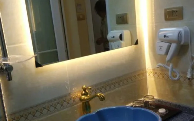 Hongtu Business Hotel