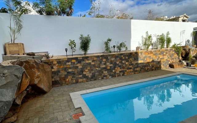 Spacious 4-bed Villa in Flic en Flac Roof top bar