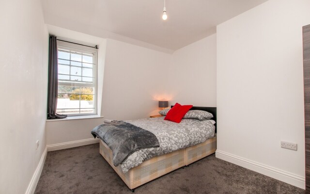 3 Bed Flat in Pedestrianized High Street