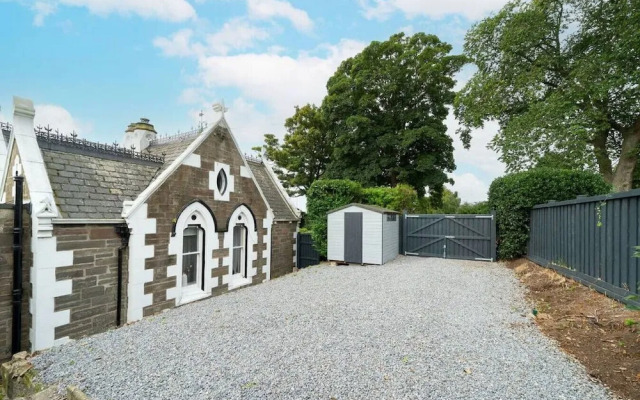 The Gate Lodge - Modern and Period Combined