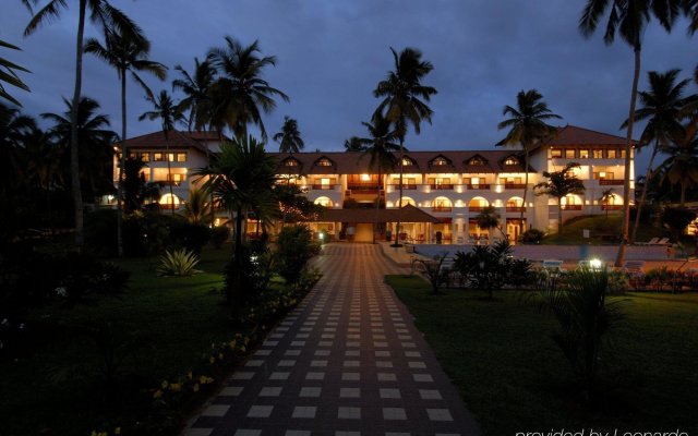 Estuary Sarovar Portico Poovar