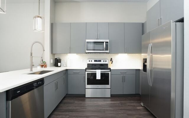 1 BR and 2 BR near Downtown by Frontdesk