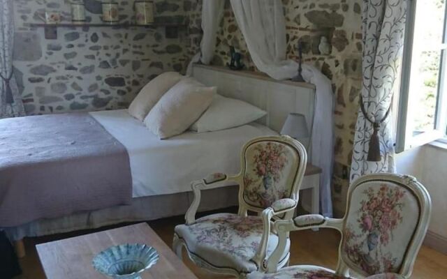 Le Manoir Aux Douves