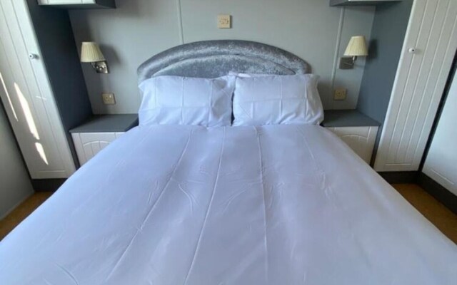Immaculate 2-bed Static Caravan Near the Lake