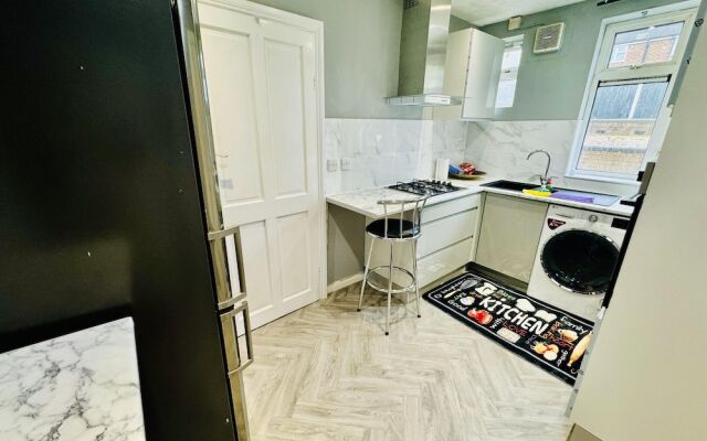 4 Bedrooms Full House Stourbridge Birmingham