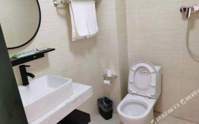 Qingcheng Jushang Yite Hotel (Peace Park Subway Station)