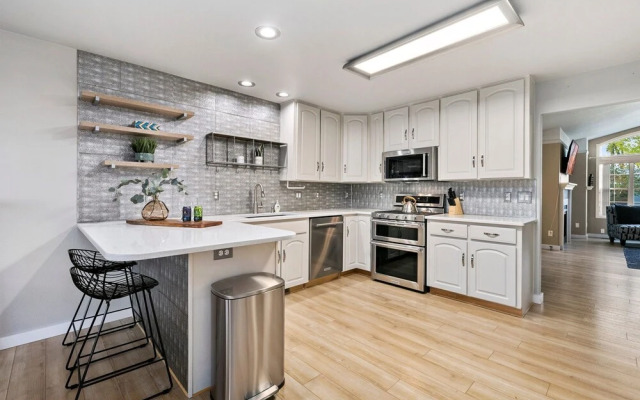 Scandinavian Chic – Hot Tub, Bikes and Lake Life!