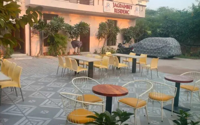 Jagdambey Hotel