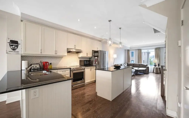 Family-friendly 3BR Mississauga Home w Parking