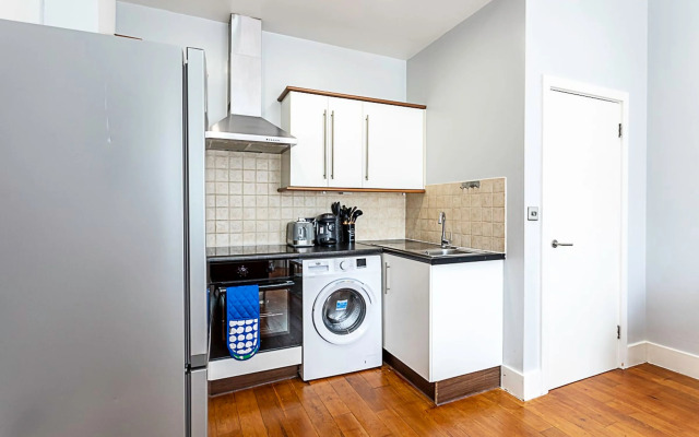 Refurbished St.johns Hill Apartment