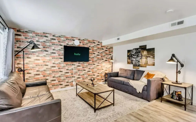 Charming 2BR w King Queen Close to SLC