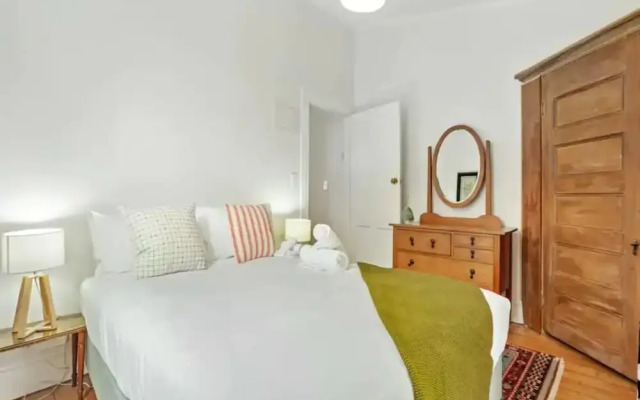 Cheerful 1 Bedroom Home With Free Parking