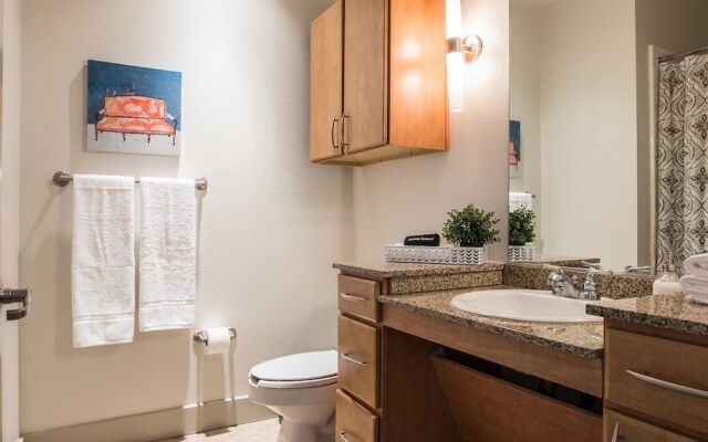 1 BR Apt near Dining Shopping Nightlife by Frontdesk