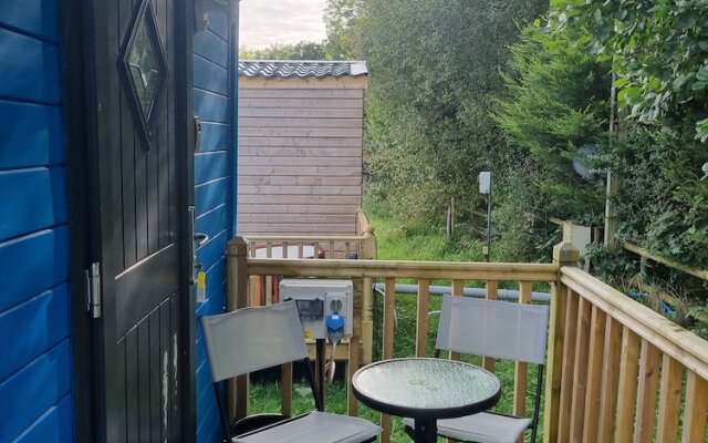 Glamping Hut - Riverside 6