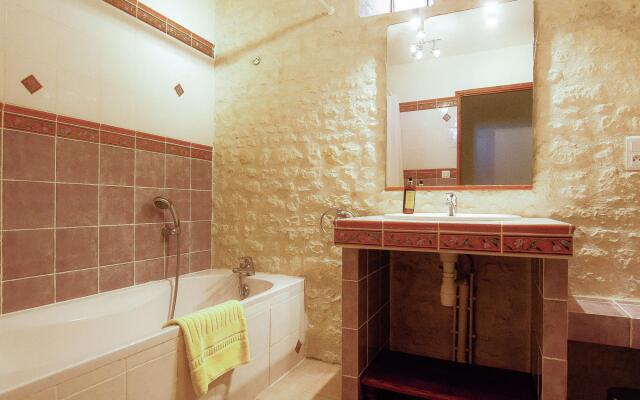 Luxorious Mansion in Saint-Preuil with Sauna