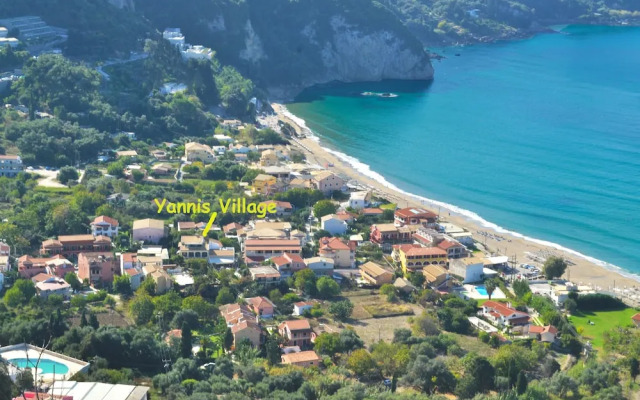 Holiday Studio Apartments Yannis on Agios Gordios Beach in Corfu