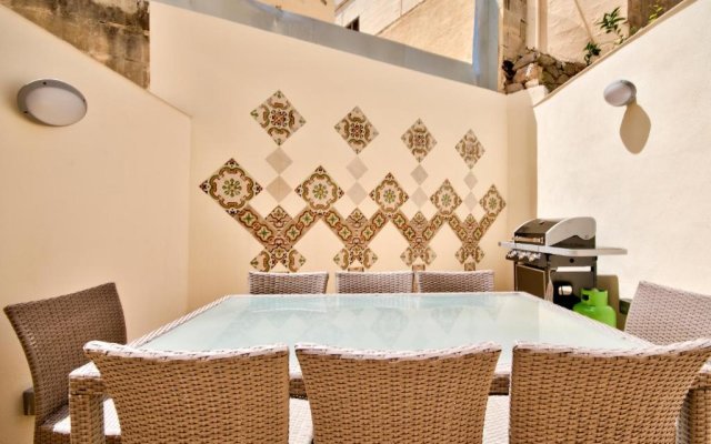 Amazing 4-bedroom Sliema Town House with Jacuzzi