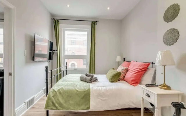 Casa Queen-Unique 2BR Suite- Leslieville