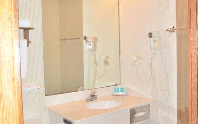 Elk Grove Hotel