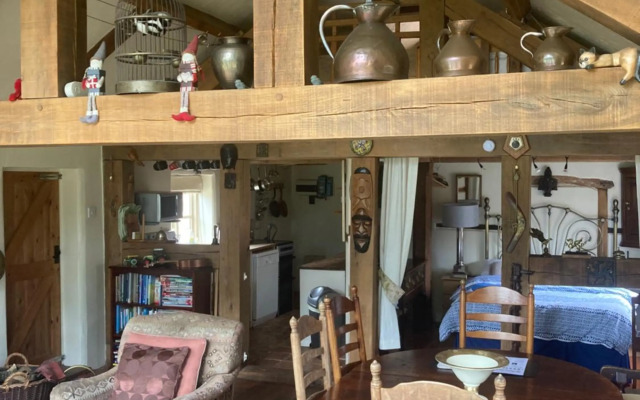 Little Pentre Barn with seasonal Swimming Pool