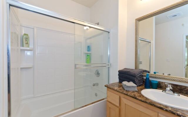 Top Downtown Location, Fast WIFI, & Free Parking! (P-1)