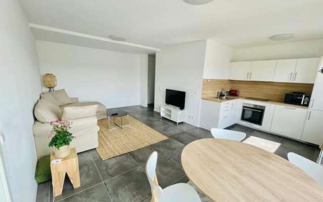 Large 1 bedroom with Terrace & Parking