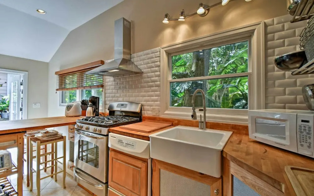 Sarasota Bungalow w/ Pergola, Garden & Waterfalls!