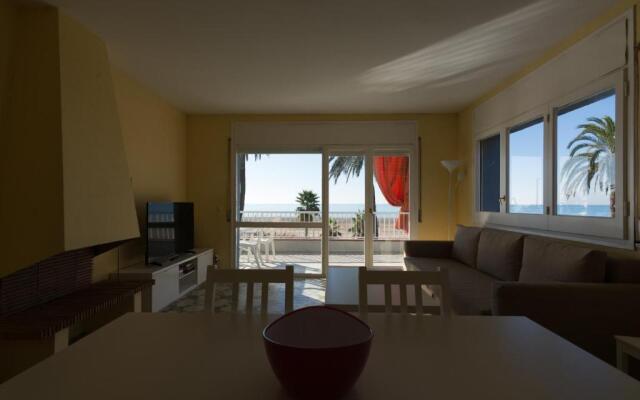 Apartamento en 1era linea mar con terraza de 25m2