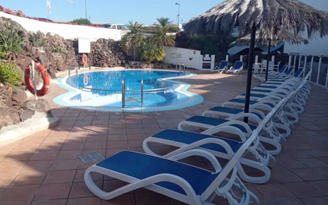 Front Line Seafront Apartment With all day Sun!