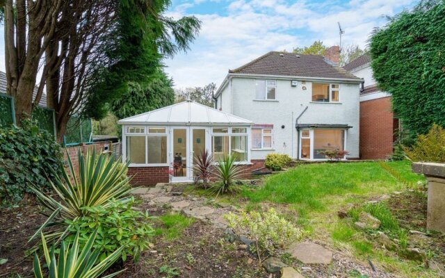 Spacious House With Garage and Garden South of Birmingham Centre