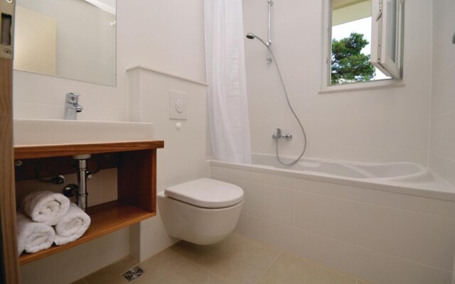 Awesome Home in Makarska With Wifi and 4 Bedrooms