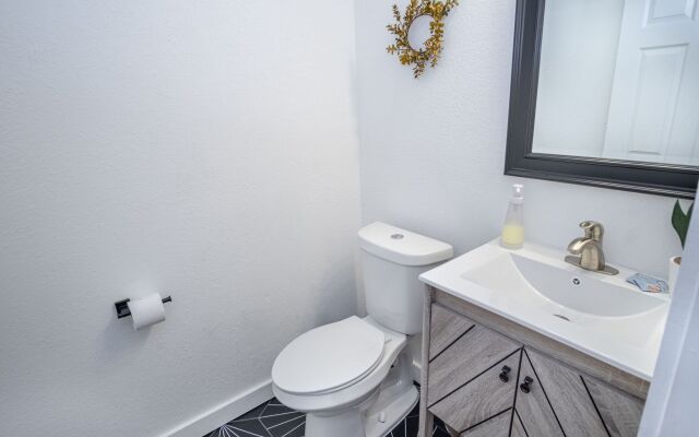 5BR/4BA House Sleeps 20 Downtown