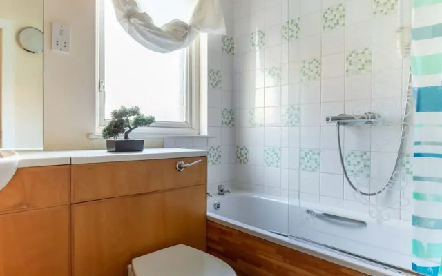 Elegant Apartment in Edinburgh near River Almond
